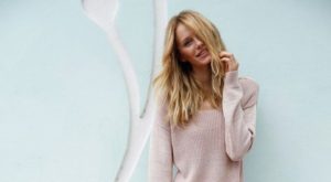 rose-water-pullover-rosa-blonde-haare